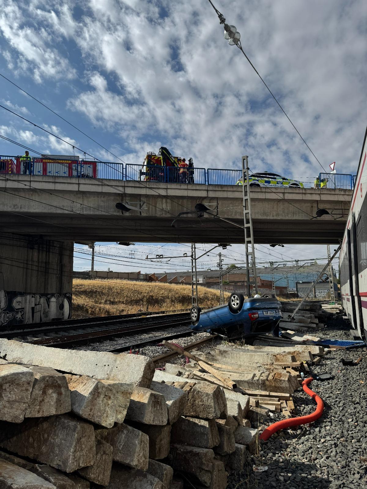 Un coche cae desde un puente a las vías de Cercanías en Fuenlabrada y obliga a cortar la C5.