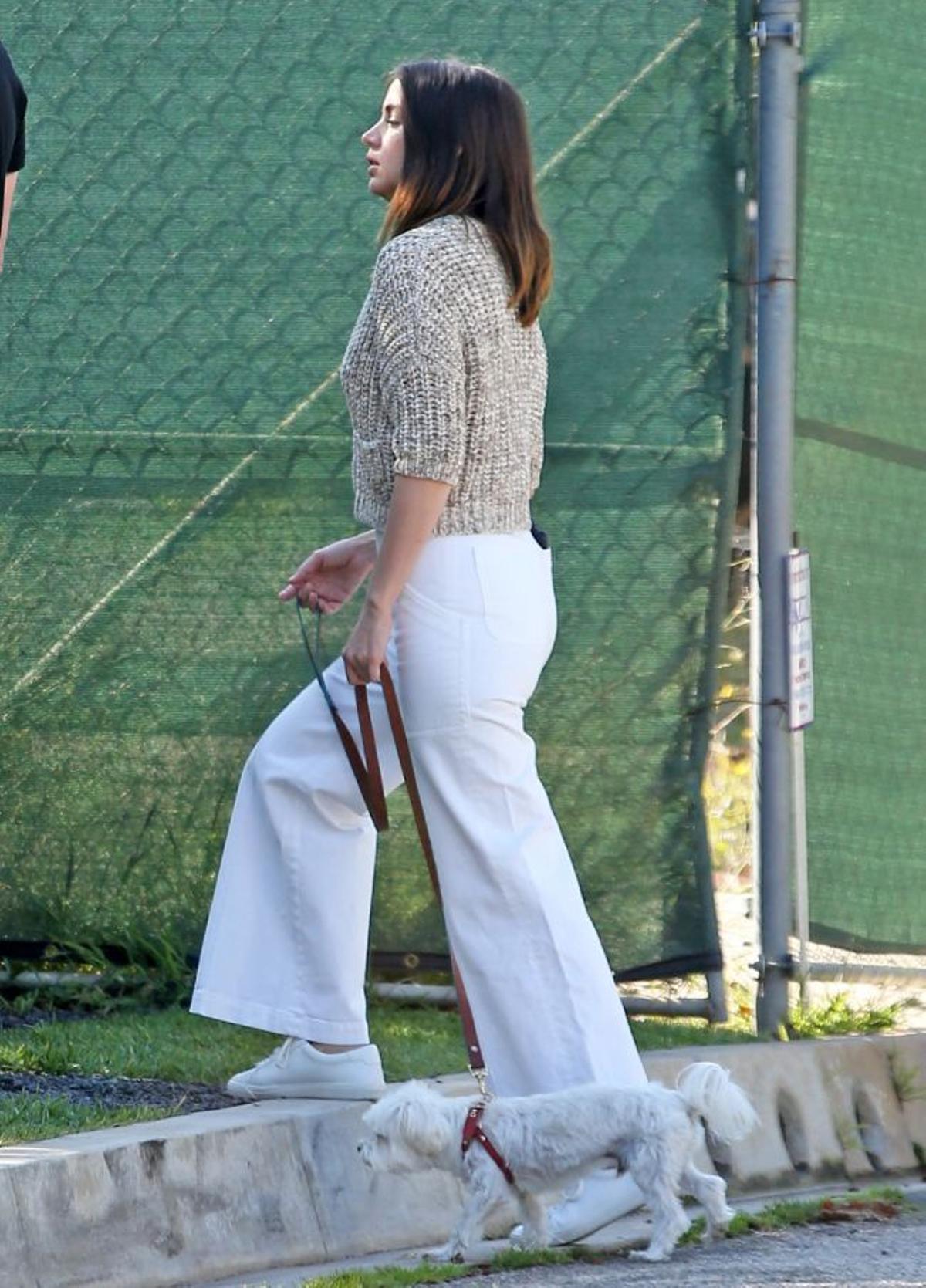 Si te dan miedo los pantalones culotte, Ana de Armas tiene los pantalones blancos anchos que favorecen a todas y disimulan tripa porque la cintura es muy alta