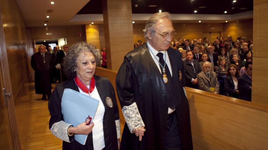 Belén del Valle, en su entrada en la Academia de Jurisprudencia, junto al recientemente fallecido Jesús Bernal. | MIKI LÓPEZ/ J. M. C.