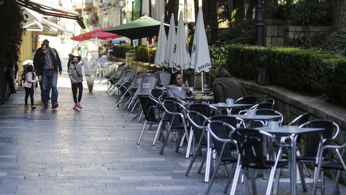 Una terraza casi vacía en la calle González del Valle, próxima al Reconquista, en Oviedo.