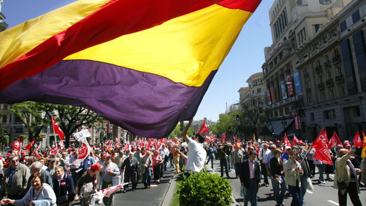 La bandera republicana en una manifestación del Primero de Mayo, en Madrid.