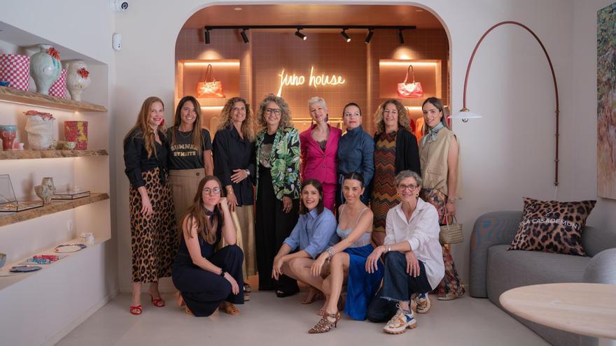 Fotografía grupal con Maite Casademunt, Eva Vila-Massanas, Natalie Batlle y algunas de las socias de Juno House