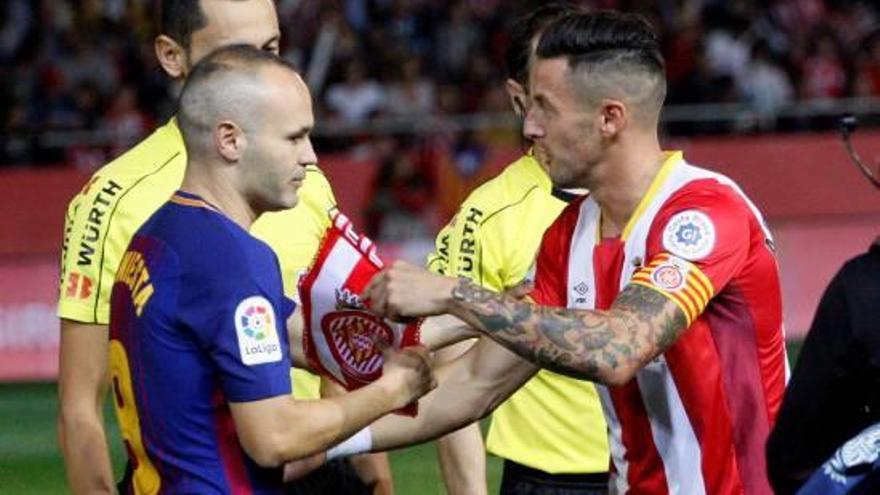 Aday s&#039;intercanvia un banderí amb Andrés Iniesta abans del Girona-Barça a Montilivi.