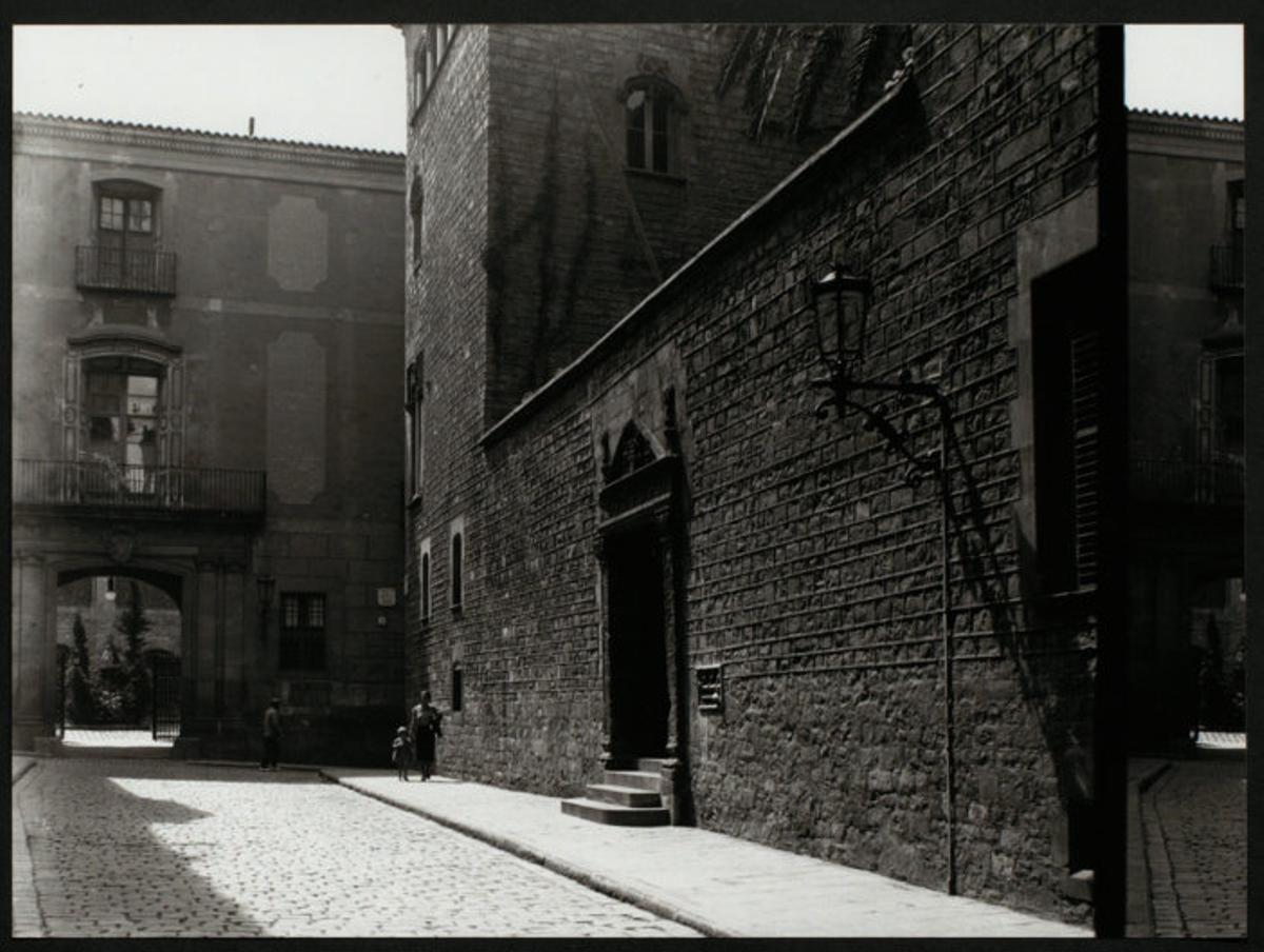 La Casa de l'Ardiaca, hoy archivo municipal, en una fotografía que atesora la Diputación de Barcelona.