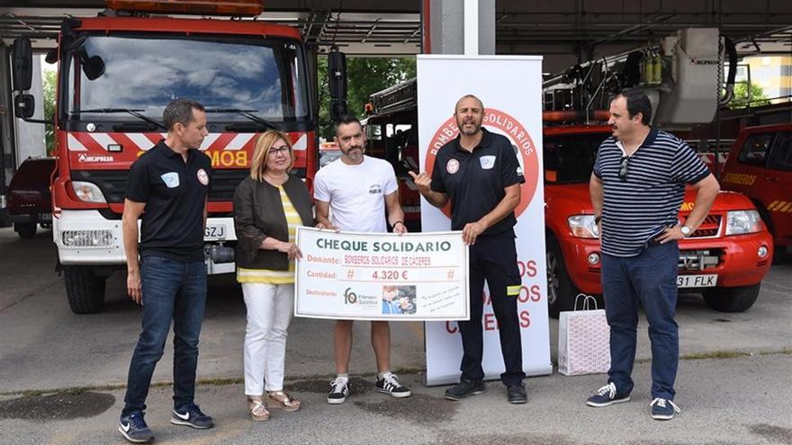 Los bomberos cacereños entregan un cheque solidario a la Asociación de Fibrosis Quística