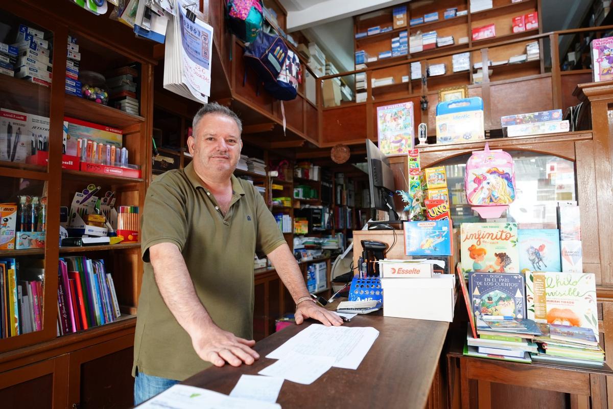 Fernando Buenestado, en su librería de Villanueva de Córdoba, uno de las más antiguas de la localidad.