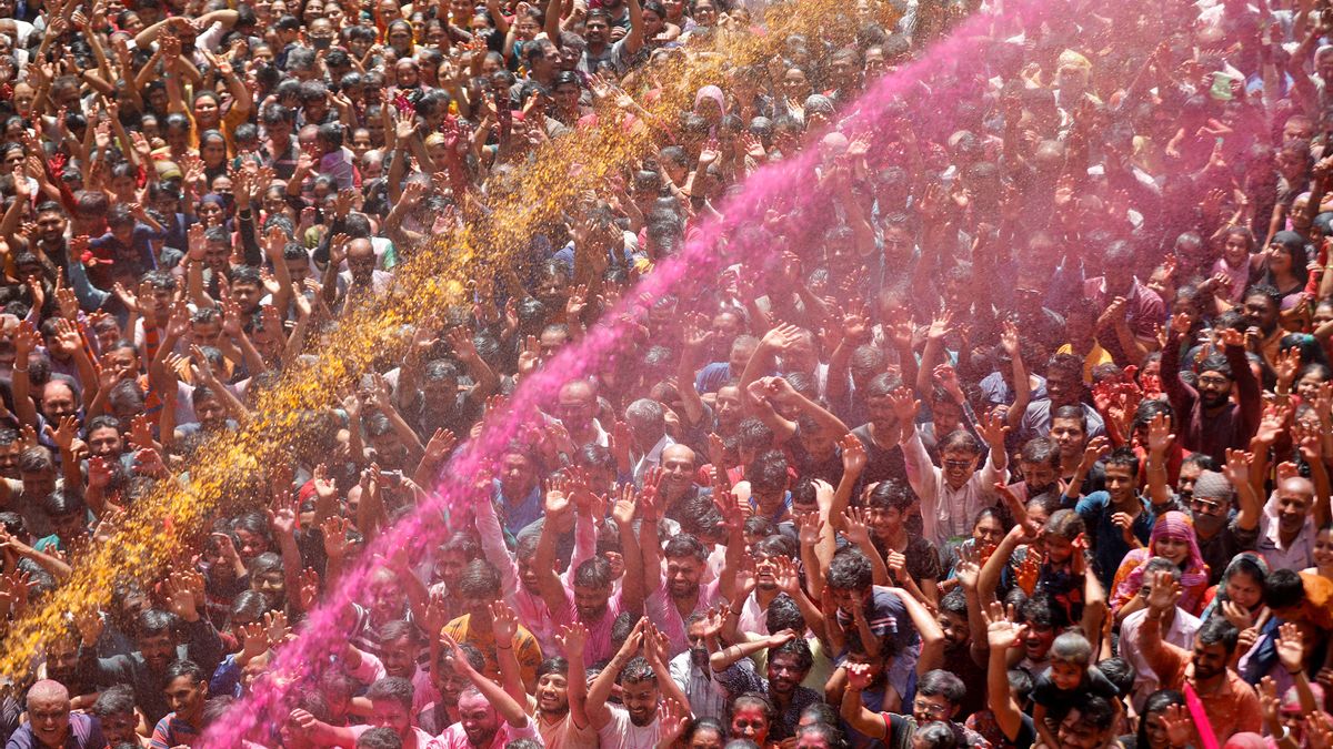 Agua coloreada en las celebraciones 'holi' en la India.