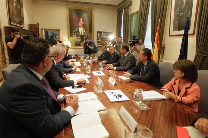 Ángel Víctor Torres mantiene un encuentro en Madrid con el ministro Ábalos