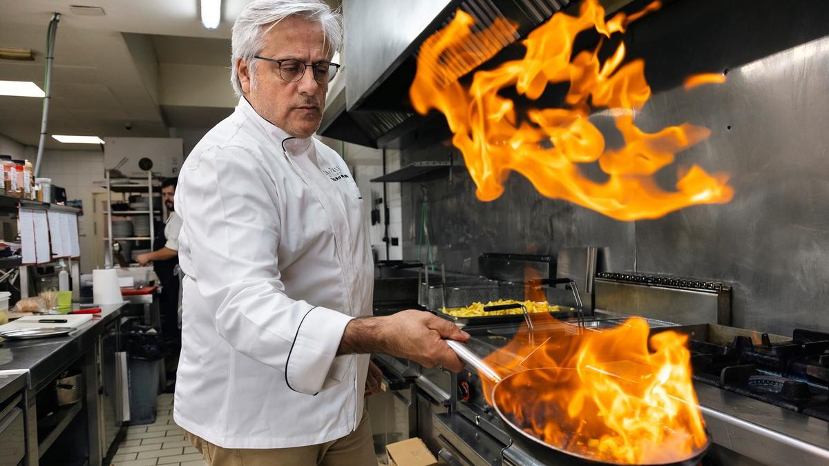 Miguel Valdés, responsable del negocio, flamea verduras en la sartén.