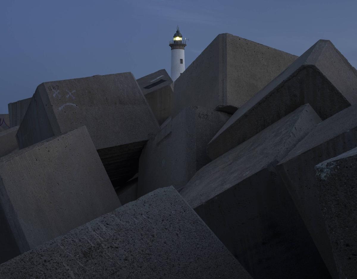 Bloques de hormigón junto al faro de es Botafoc.