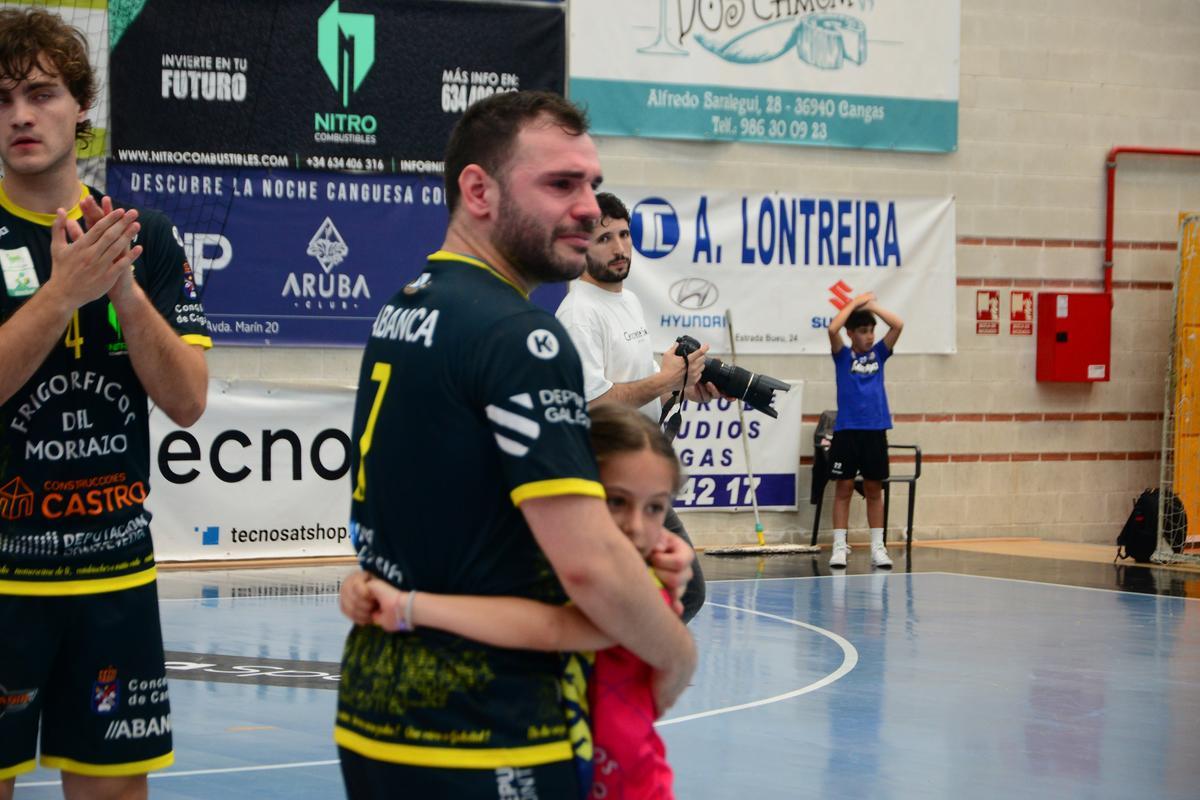 Rubén Soliño, abrazado a su hija pequeña, durante el homenaje posterior al partido.