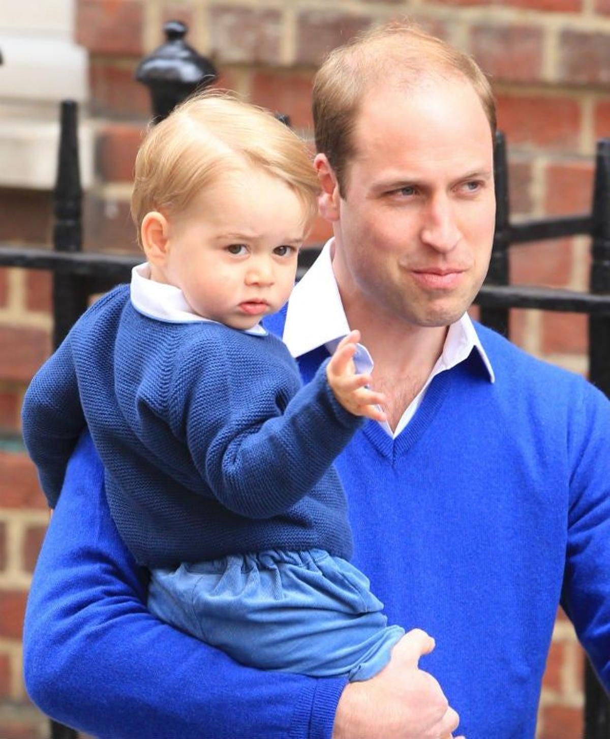 El príncipe George con su jersey azul (crecedero)