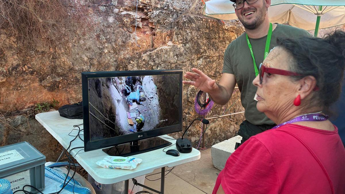 Una vecina observa los trabajos de exhumación en la mina La Paloma de Zarza la Mayor.