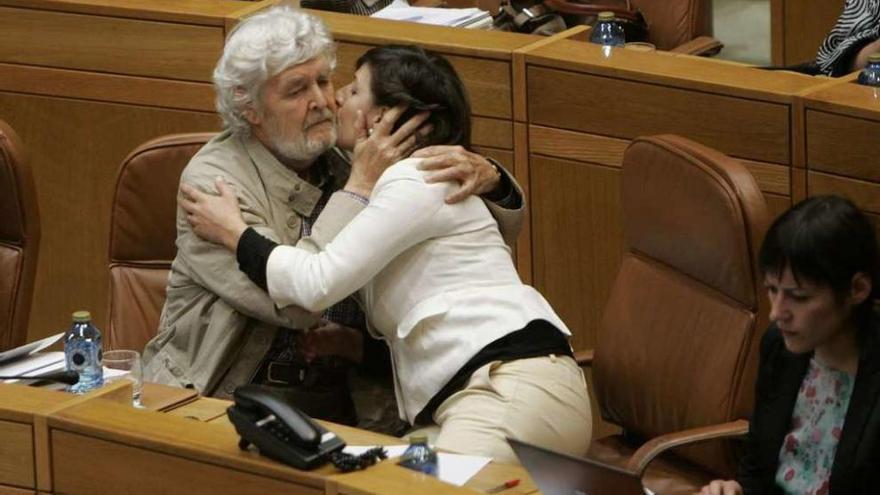 Beiras y Yolanda Díaz se abrazan durante un pleno parlamentario de esta legislatura. // X. Álvarez