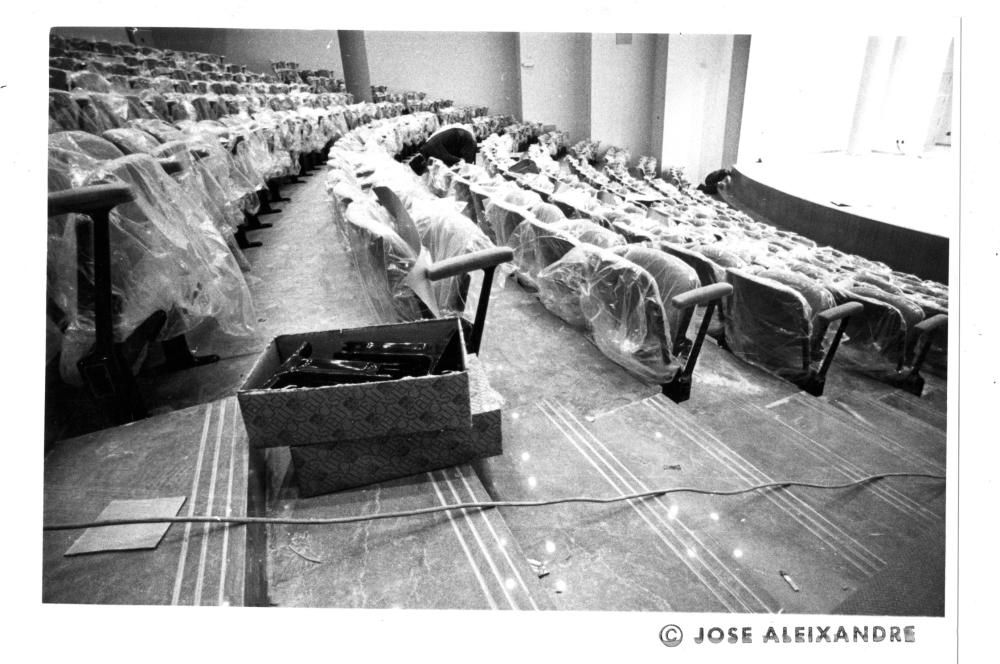 Las obras en el patio de butacas lograron concluir para el concierto inaugural del 25 de abril de 1987.