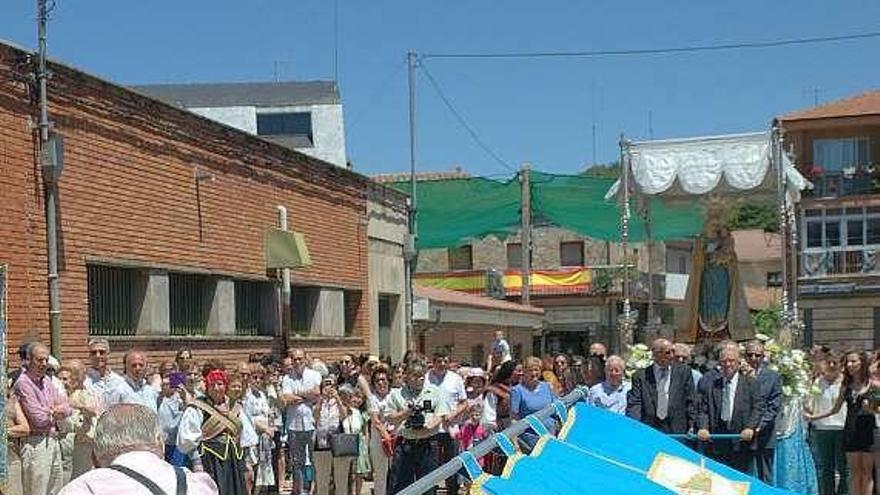 Saludo del pendón a la patrona de Aliste.