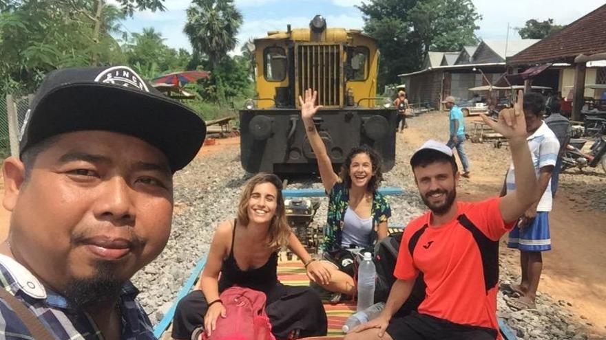 Mr. Blue y nosotros en un bamboo train.