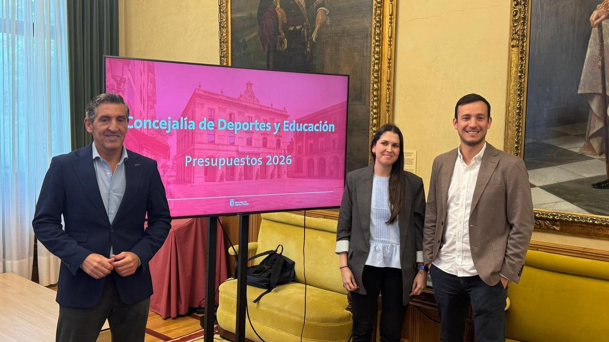Jorge Pañeda, a la izquierda, junto a Cristina Vallín, del área de Educación, y Pablo García Blanco, director del Patronato Deportivo Municipal