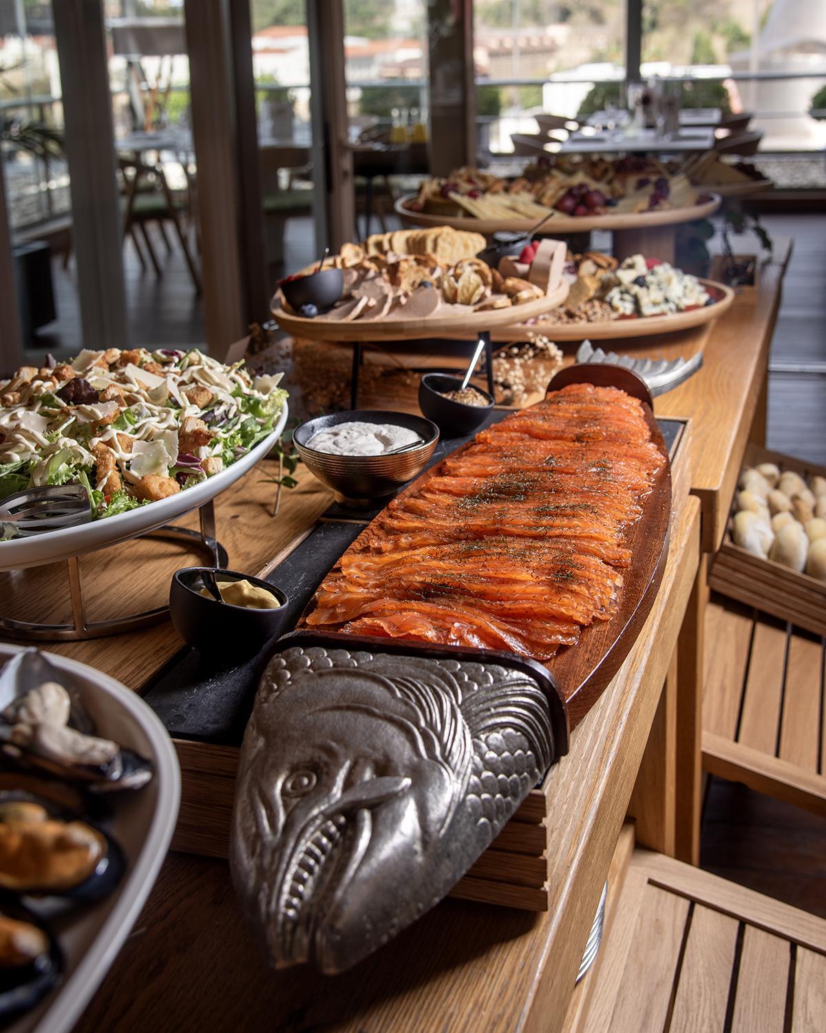 El brunch combina propuestas frías y calientes en formato buffet.