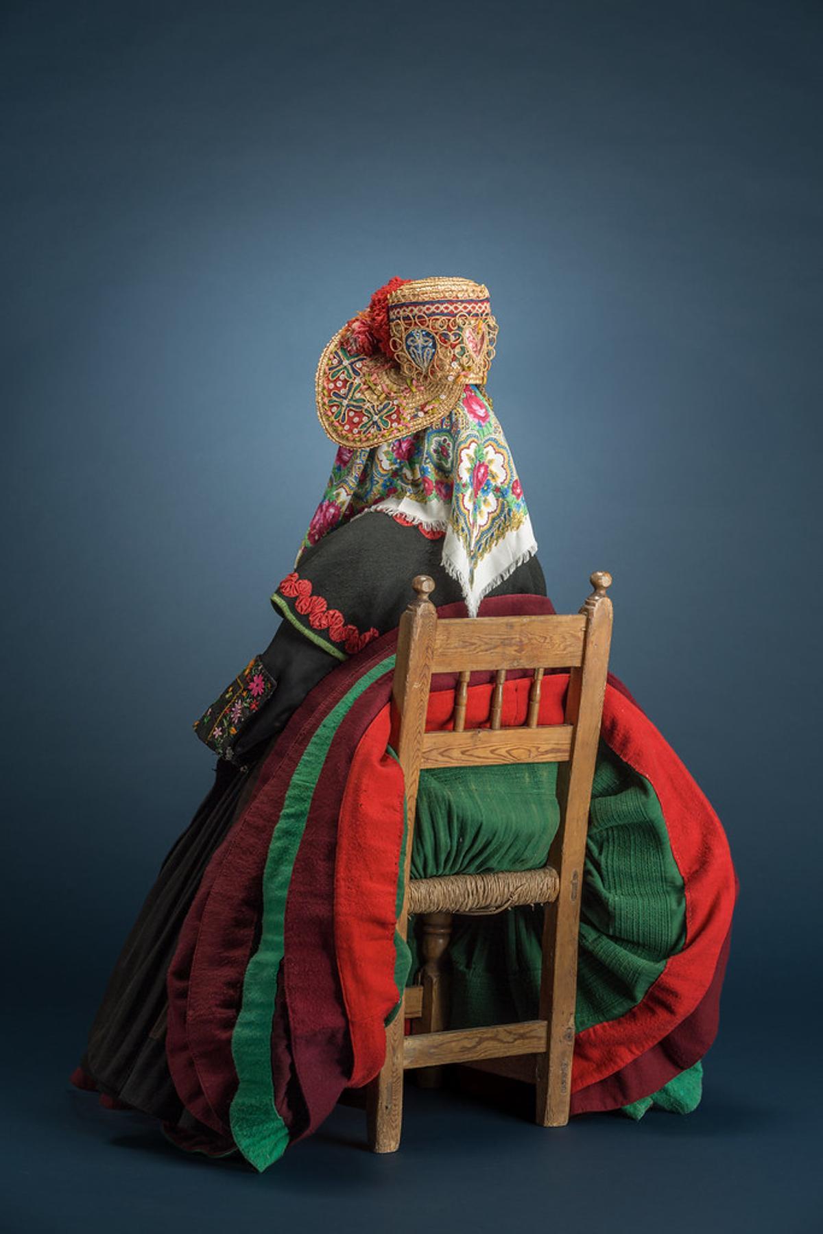Traje de mujer de Montehermoso con gorra, medias, delantal y pañuelo.