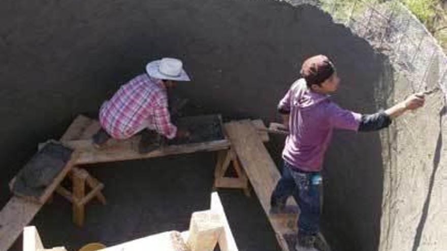 Miembros de la comunidad, trabajando en la construcción del pozo.