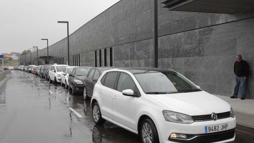 Carril que ocuparán taxis y que ahora se emplea para aparcar.// J.Lores