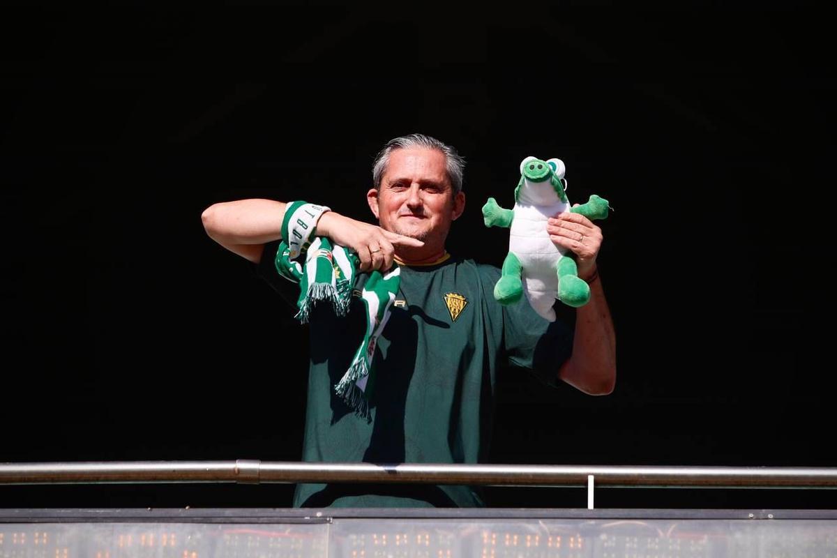 Un aficionado del Córdoba CF posa junto a un peluche de la mascota 'Koki' en El Arcángel.