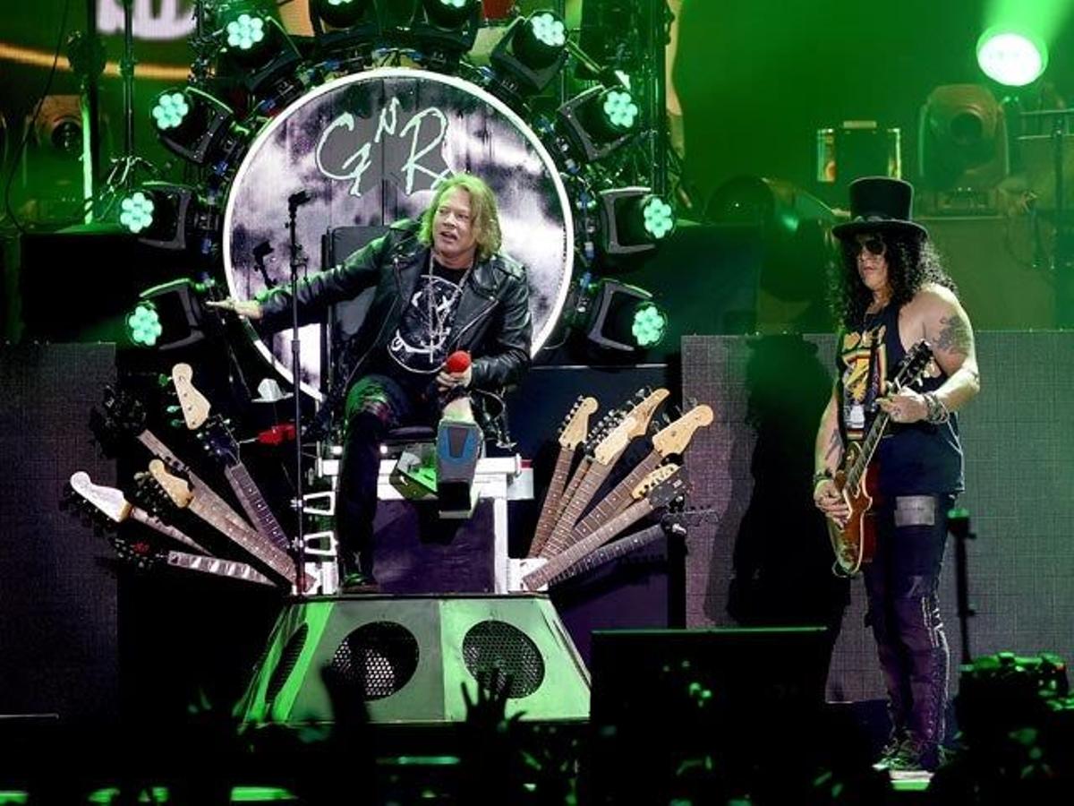 Axl Rose, con su pie roto y Splash, durante la actuación de Guns N' Roses en el Festival de Coachella.