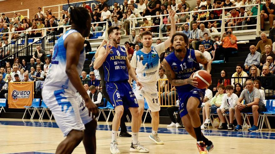 Demetric Horton, con el balón, en la victoria del Alimerka Oviedo Baloncesto ante el Cáceres