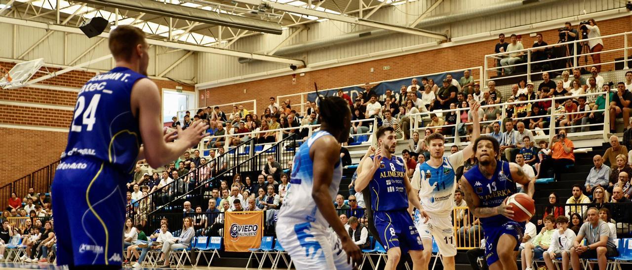 Horton enel partido del Oviedo Baloncesto ante el Cáceres