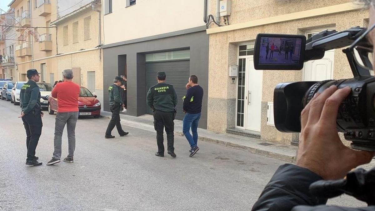 La Guardia Civil registra la vivienda en la localidad valenciana de L'Olleria.