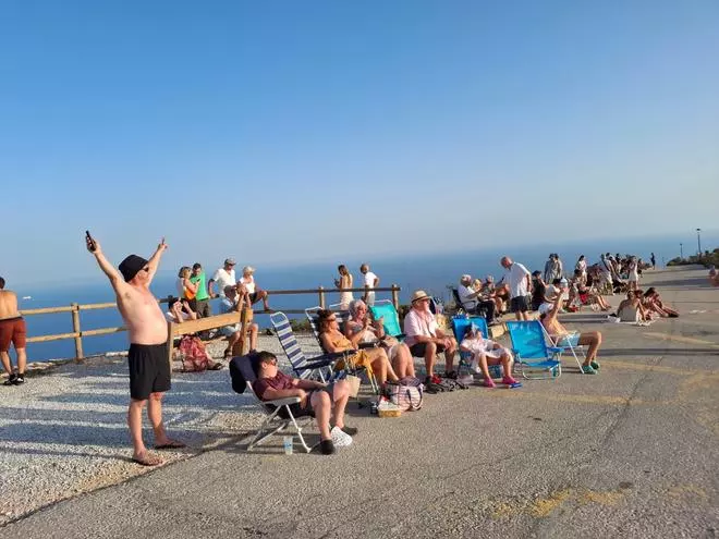 Así se ha vivido el eclipse en la cima del Puig de la Llorença, en Benitatxell (imágenes)