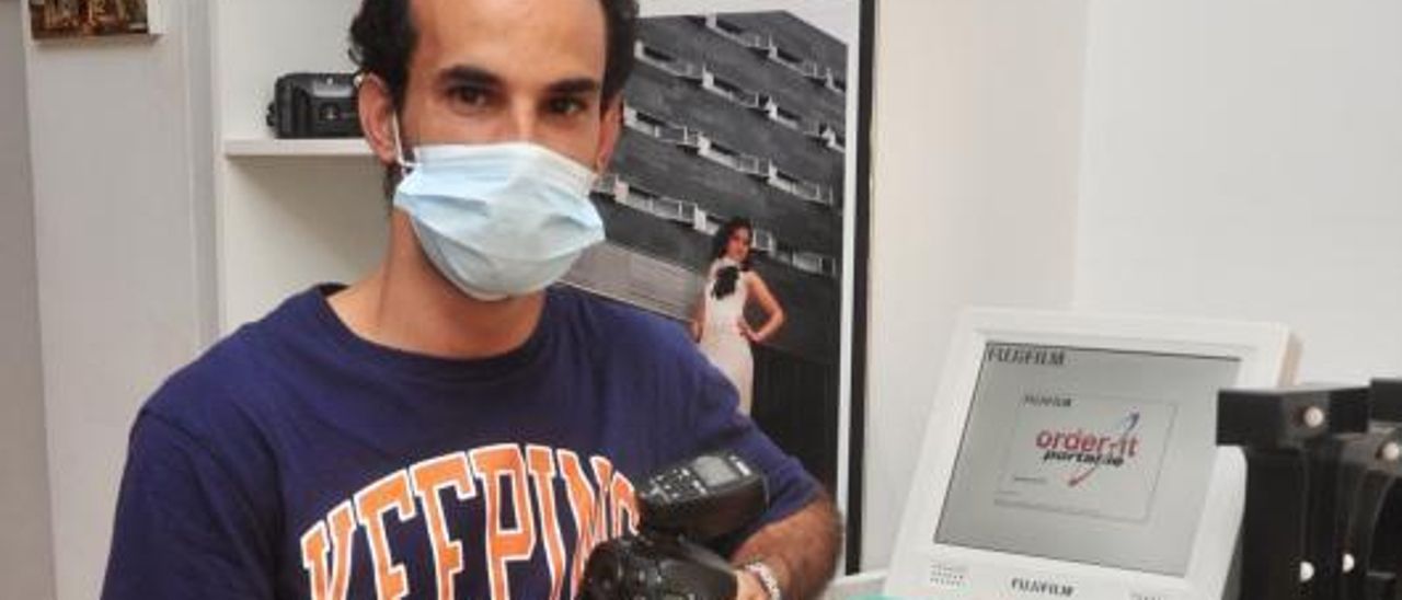 José Salgueiro en su estudio de la calle Oliva. | // RAFA VÁZQUEZ