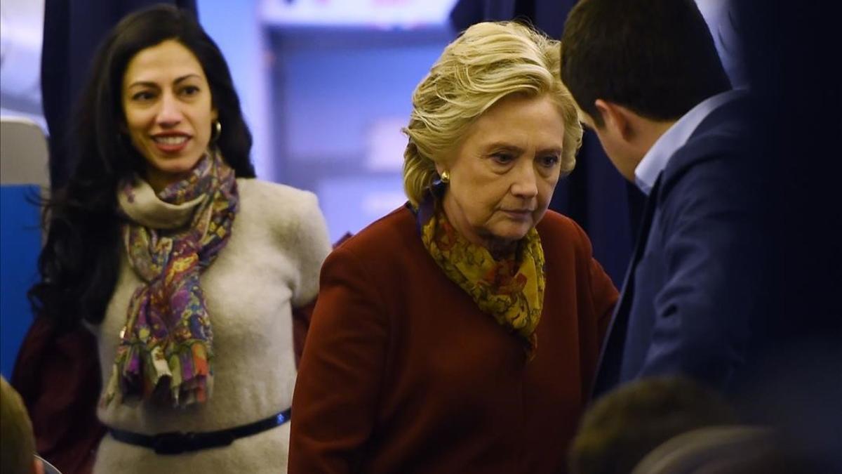 La candidata demócrata Hillary Clinton junto a miembros de su equipo, Huma Abedin.