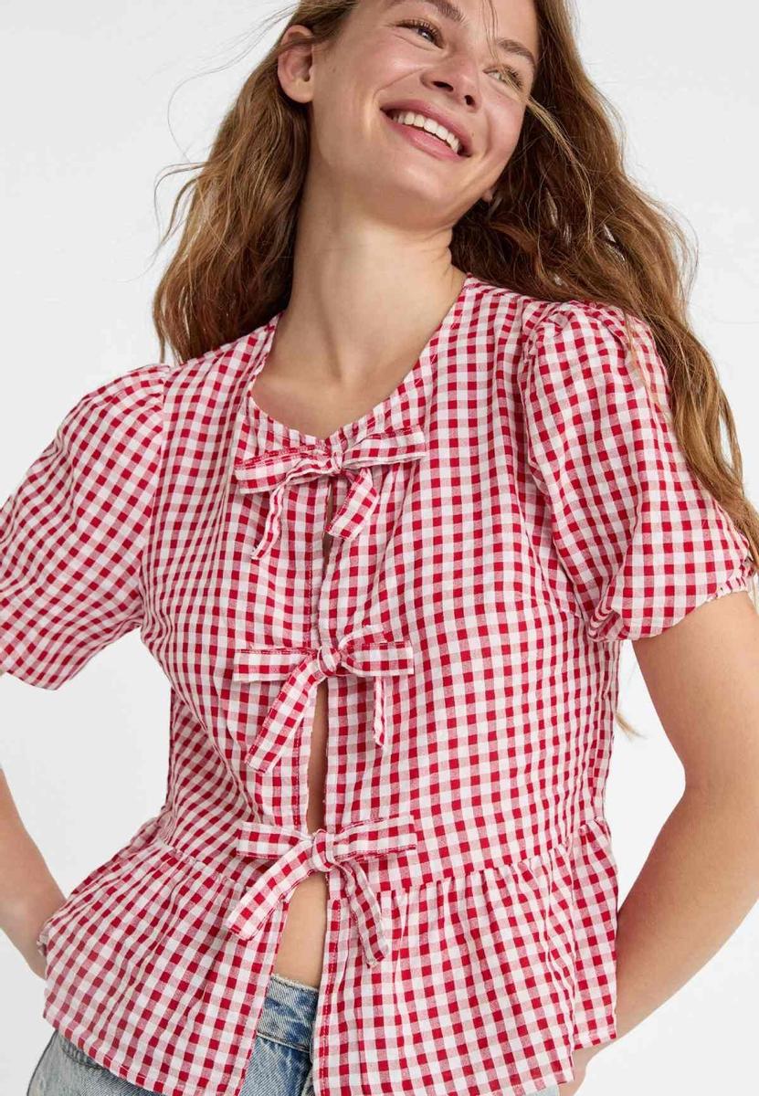 ¡Descubre 8 propuestas encantadoras de Stradivarius para lucir el clásico estampado vichy este verano! 1 Moncloa El vichy ha llegado para quedarse en Stradivarius