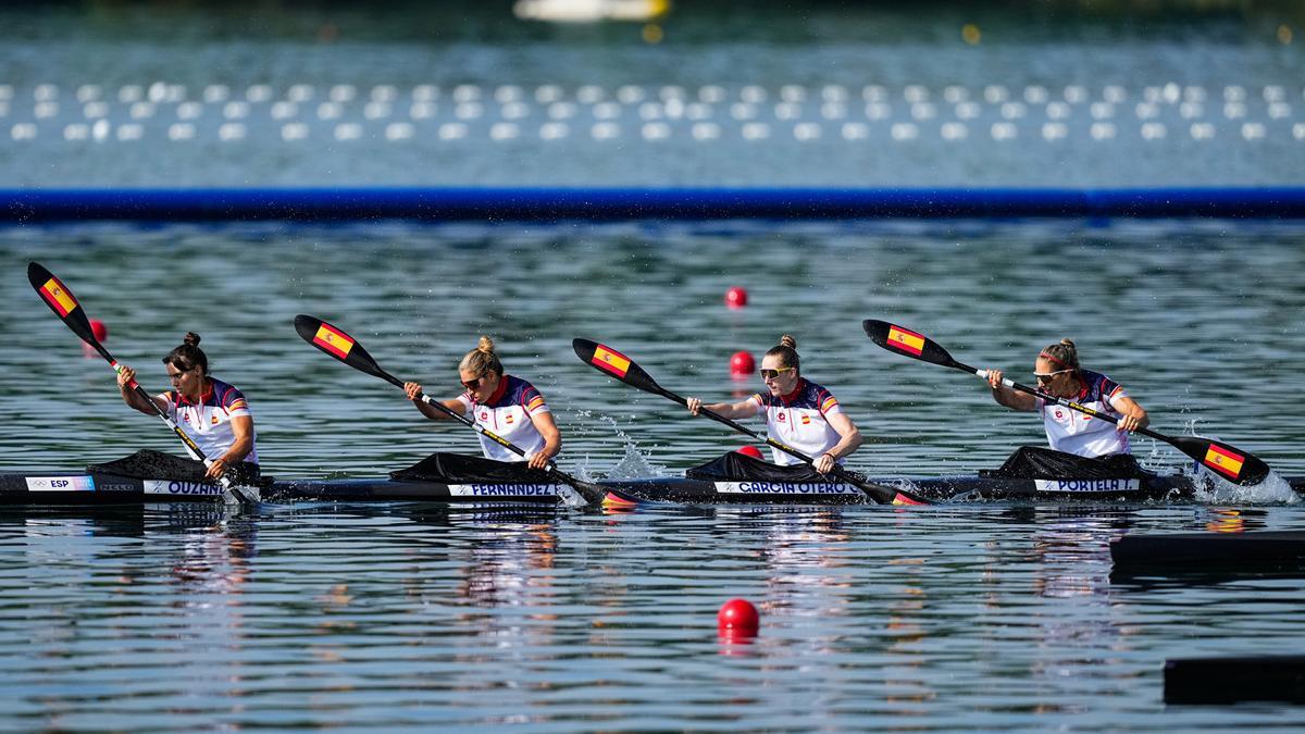 Sara Ouzande, Estefania Fernndez, Carolina García y Teresa Portela durante su serie de K4 500 en Paris 2024