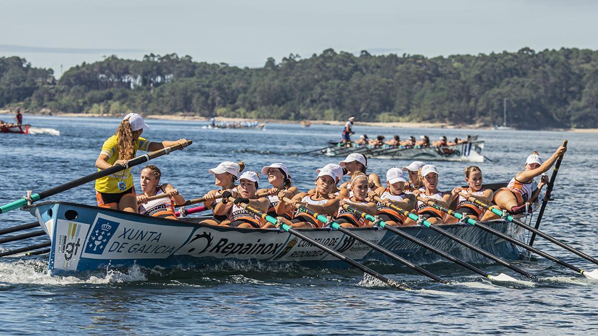 La trainera femenina de Chapela, ayer durante la regata.