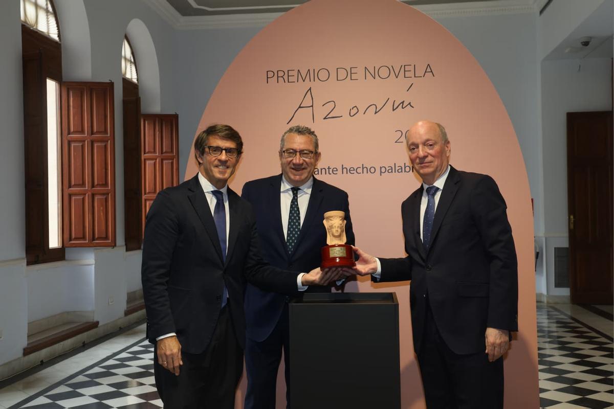 Juan de Dios Navarro, Toni Pérez y Carlos Crehueras, con la estatuilla del Premio Azorín