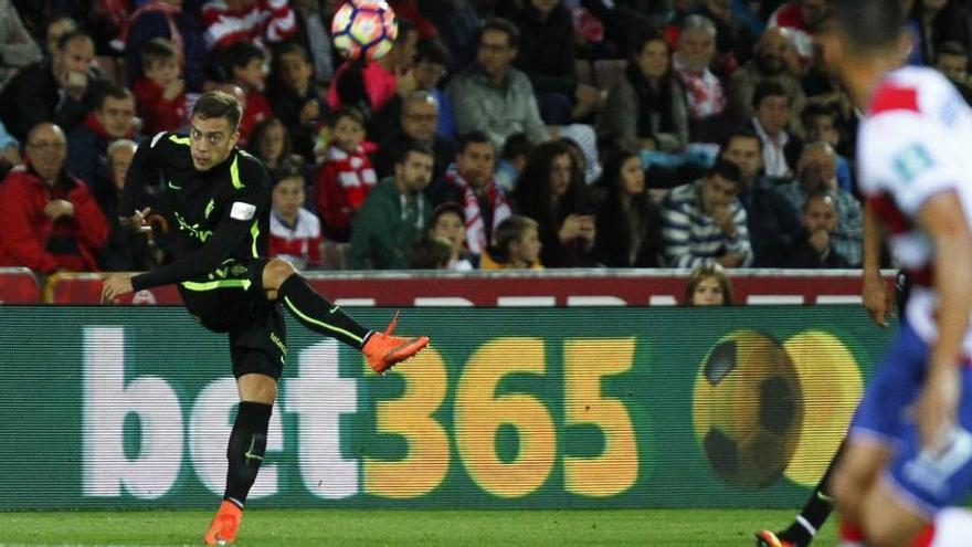 Juan Rodríguez golpea el balón durante el partido ante el Granada.