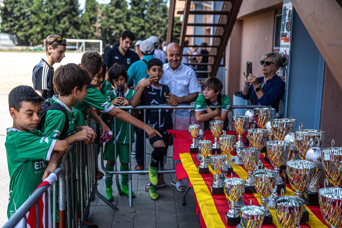 La Mina celebra su primera Champions infantil