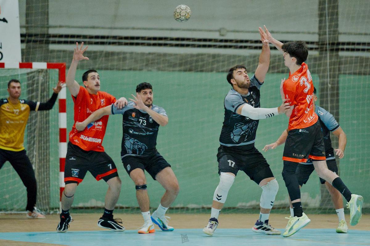 El Culleredo ataca la portería rival durante un encuentro.