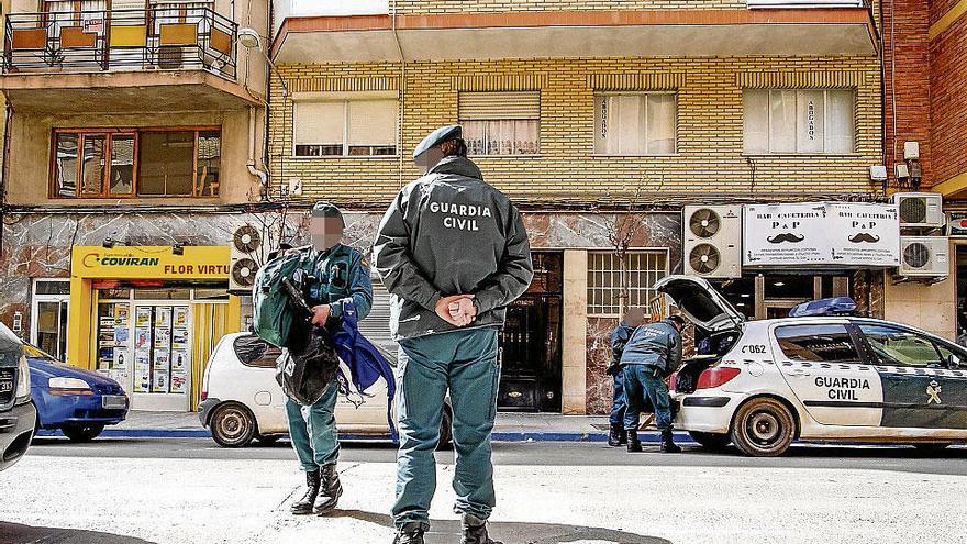 Los registros domiciliarios realizados ayer por la Guardia Civil en Villena y Canyada causaron una gran expectación entre los vecinos.