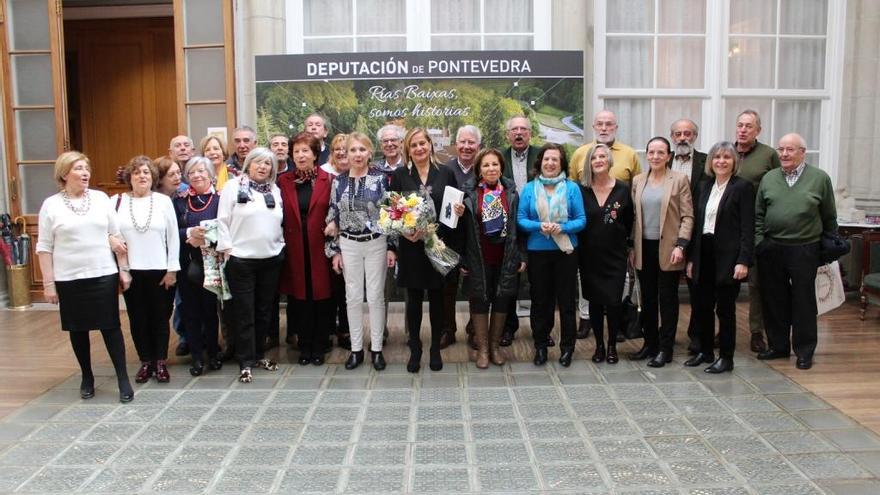 Carmela Silva posa con los estudiantes senior de la UNED.