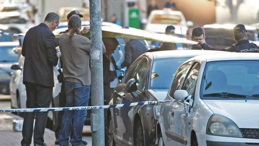 El forense procede a certificar la muerte del hombre fallecido ayer en la calle Donantes de Sangre.