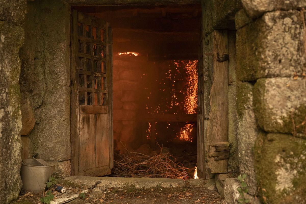 Vista del incendio forestal de Carballeda de Avia (Ourense) este domingo. La ola de incendios que afecta al noroeste de España no da tregua este domingo. Tras una semana de incendios que han causado tres muertos, miles de hectáreas quemadas y miles de desalojados por las llamas, el país se encuentra devastao. En la región de Galicia ardieron ya 50.000 hectáreas y en la de Castilla y León 3.500 personas permanecían fuera de sus hogares. EFE/ Brais Lorenzo