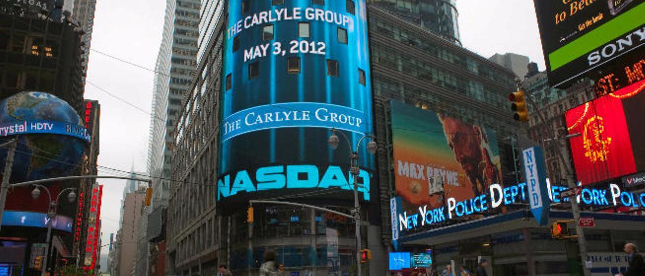 Transeúntes caminan frente al mercado Nasdaq en Times Square en Nueva York.