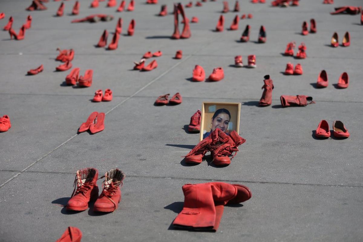 -FOTODELDÍA- AME1090. CIUDAD DE MÉXICO (MÉXICO), 11/01/2020.- Vista de zapatos rojos puestos como protesta social contra los feminicidios y la violencia hacia las mujeres, este sábado en la plancha del Zócalo de Ciudad de México (México). La obra itinerante Zapatos Rojos es unes un movimiento creado por la artista mexicana Emilia Chauvet hace una década, después de que su hermana fuera asesinada por su novio. EFE/Sáshenka Gutiérrez