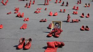 -FOTODELDÍA- AME1090. CIUDAD DE MÉXICO (MÉXICO), 11/01/2020.- Vista de zapatos rojos puestos como protesta social contra los feminicidios y la violencia hacia las mujeres, este sábado en la plancha del Zócalo de Ciudad de México (México). La obra itinerante Zapatos Rojos es unes un movimiento creado por la artista mexicana Emilia Chauvet hace una década, después de que su hermana fuera asesinada por su novio. EFE/Sáshenka Gutiérrez