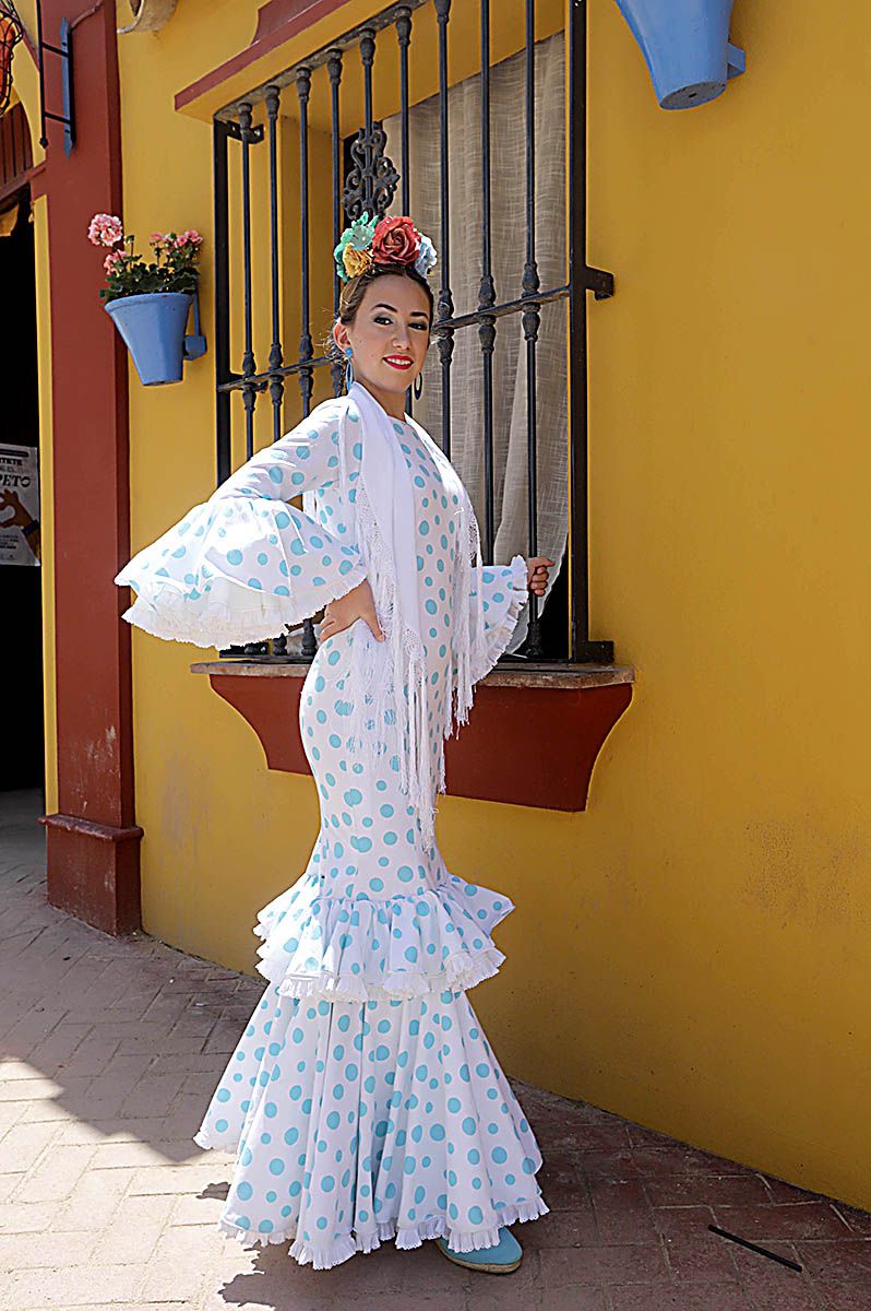 Trajes de gitana en El Arenal el miércoles de la Feria de Córdoba