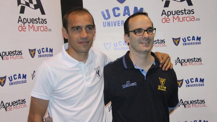 Ocampo (dcha.), ayer, con el técnico del UCAM CF, Eloy Jiménez.